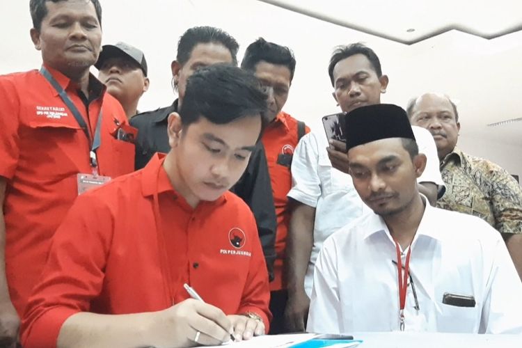 Gibran Rakabuming Raka duduk bersama bakal calon wakil wali kota Solo Razali Ismail Ubit sebelum mengikuti fit and proper test di Panti Marhaen Semarang, Sabtu (21/12/2019)