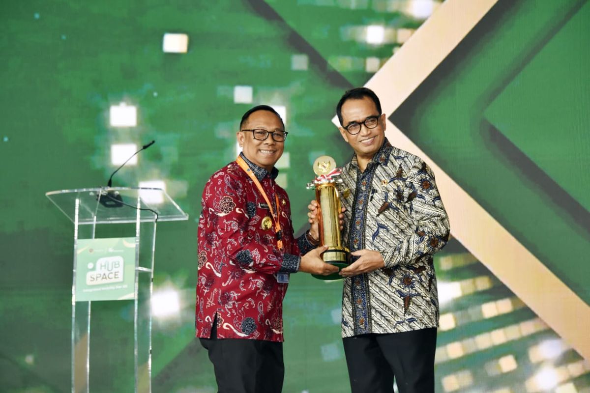 Pemprov Riau menerima penghargaan Wahana Tata Nugraha dari Kemenhub.