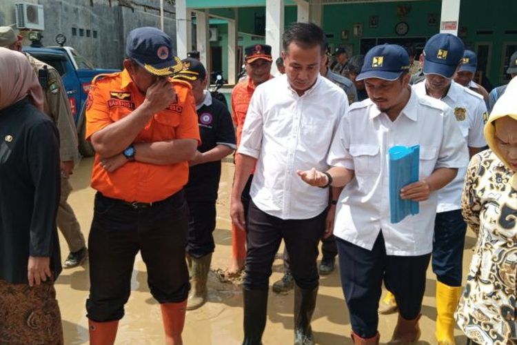 Penjabat Gubernur Jawa Barat Bey Triadi Machmudin (tengah kemeja putih) saat meninjau kondisi banjir di Cirebon, Jawa Barat, Kamis (7/3/2024). 