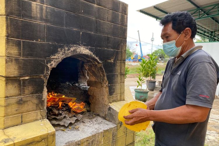 Petugas Krematorium Cilincing, Jakarta Utara melakukan pembakaran uang kertas pada Rabu (30/11/2022). Hal ini dilakukan sebagai persembahan kepada Dewa Bumi. 