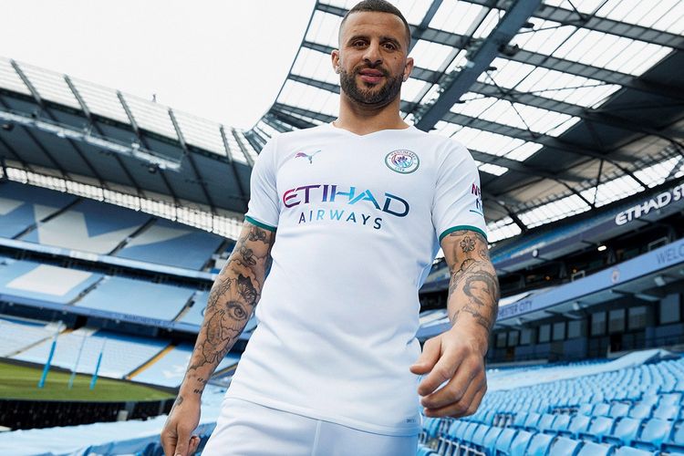 Jersey tandang Manchester City untuk musim 2021/2022 dari Puma mengusung pesan kemanusiaan soal pengadaan air di seluruh dunia.