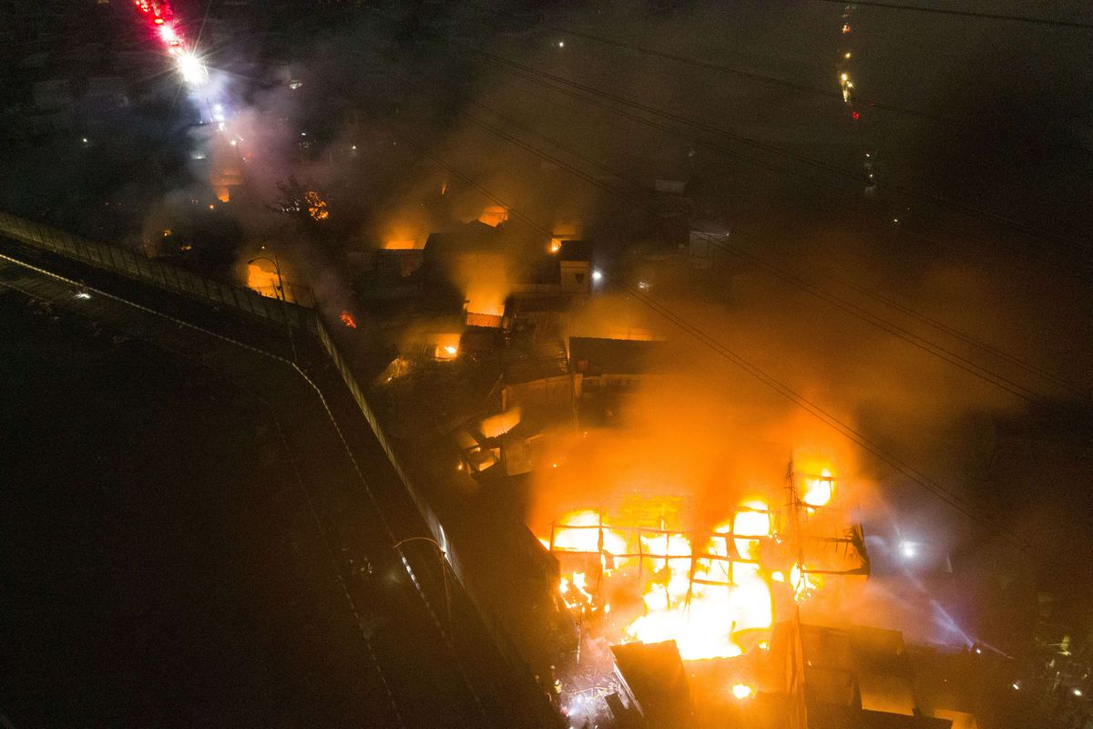 Foto udara pemukiman warga yang terbakar dampak kebakaran Depo Pertamina Plumpang, Jakarta Utara, Jumat (3/3/2023).