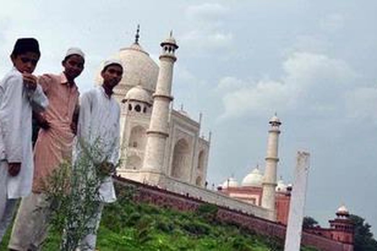 Para bocah bermain sambil menunggu waktu berbuka puasa di pelataran Taj Mahal, Agra,Uttar-Pradesh, India. 