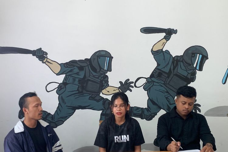 Staf Advokasi KontraS (paling kiri) Ady Yoga Kemit saat menyampaikan keterangan pers soal terduga pengedar narkoba dianiaya polisi, Selasa (4/6/2024)