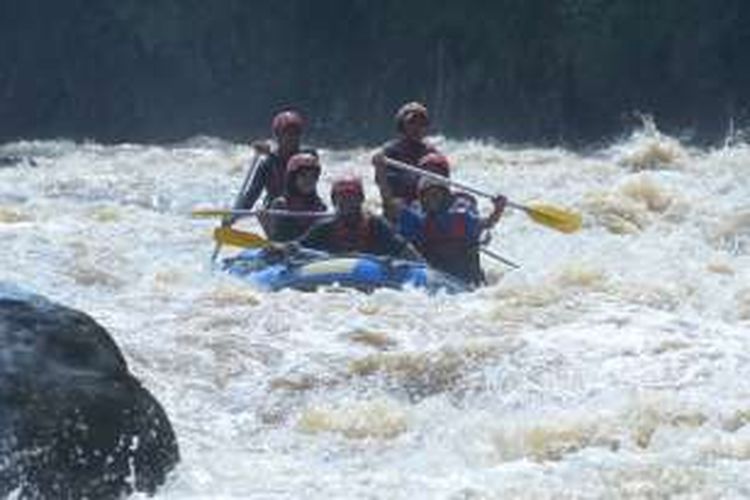 Wisatawan menikmati sensasi rafting atau arung jeram di Sungai Progo, Magelang, Jawa Tengah.
