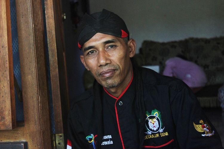 Budiono, warga Kabupaten Magetan yang berwajah mirip Jokowi dan juga pengasuh grup Reog Singo Among Putro, mengaku siap menyambut kedatangan Sandiaga Uno berkampanye di Magetan, Minggu (7/4/2019). 