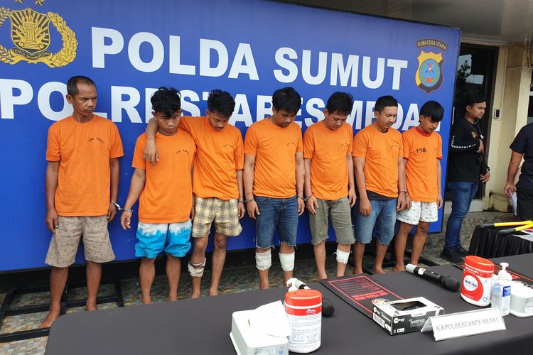 Sebanyak 7 orang komplotan pencuri dihadirkan di Polrestabes Medan pada Senin (10/2/2025) karena mencuri brankas dari rumah mewah milik warga di Komplek Cemara Hijau, Kecamatan Percut Sei Tuan, Kabupaten Deli Serdang.
