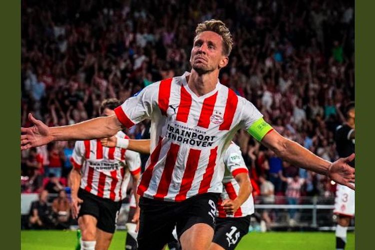 Luuk de Jong melakukan selebrasi usai mencetak gol penentu kemenangan dalam laga PSV vs Monaco pada kualifikasi tiga Liga Champions 2022-2023 yang digelar di Stadion Philips, Rabu (10/8/2022) dini hari WIB. (Sumber foto: Tangkapan layar Twitter Luuk de Jong/@LuukdeJong9)