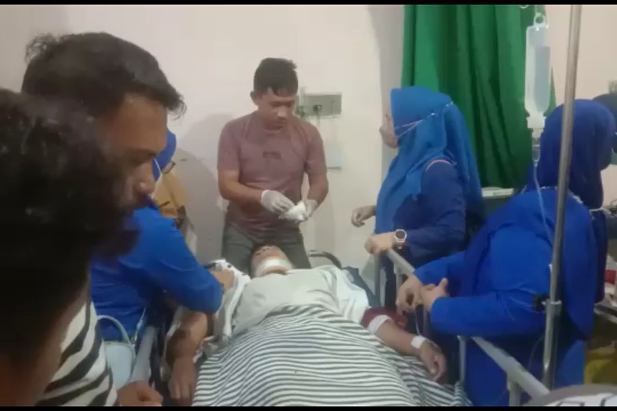 Ipda Muji Mughi tengah mendapatkan perawatan secara intensif di RSUD Lanto Daeng Pasewang, Kabupaten Jeneponto, Sulawesi Selatan usai terseret sejauh 1 kilo meter oleh mobil yang dihadangnya. Jumat, (28/1/2022).
