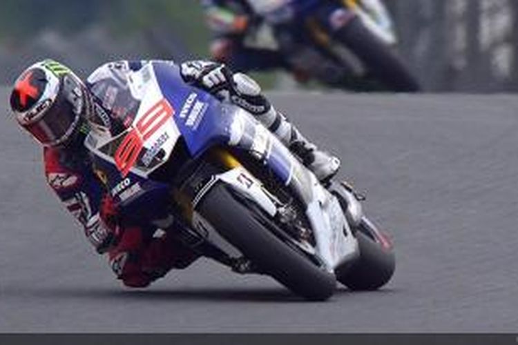 Pebalap Yamaha Factory Racing, Jorge Lorenzo membalap di lintasan Sachsenring pada sesi latihan bebas pertama GP Jerman, Jumat (12/7/2013).