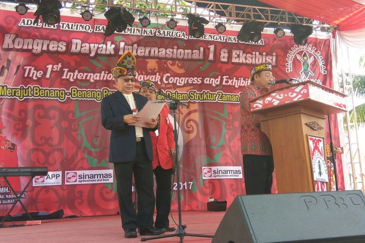 Presiden MADN, Cornelis saat membacakan deklarasi hasil Kongres Dayak Internasional I (27/7/2017)