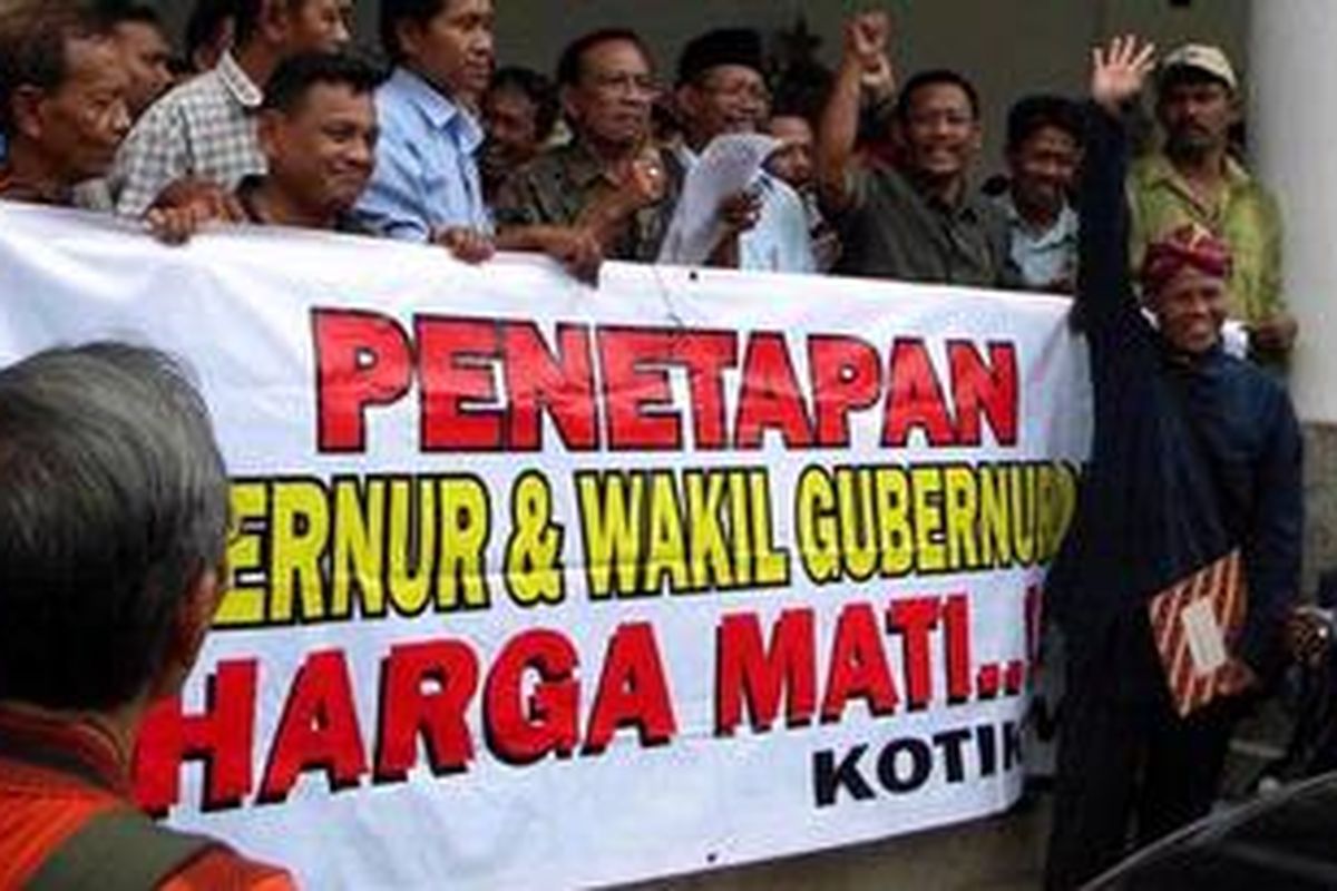 Rakyat Yogya, Rabu (1/12/2010), berunjuk rasa mendukung penetapan Sultan sebagai Gubernur DIY.