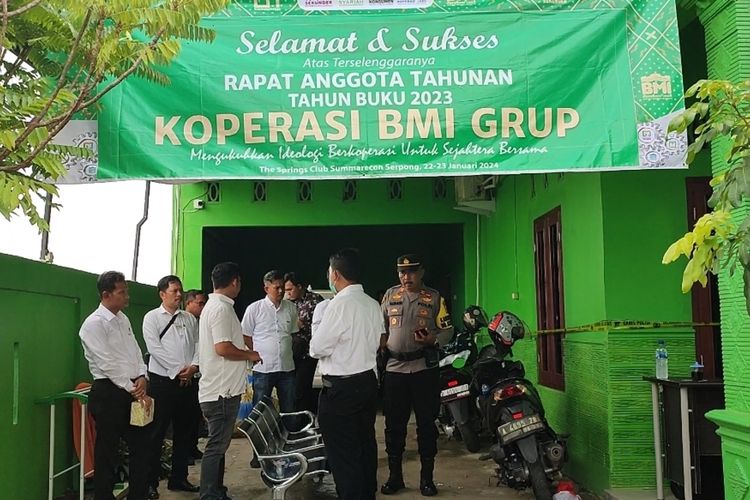 Unit Reskrim Polresta Cirebon Jawa Barat melakukan olah TKP di kantor Koperasi Desa Kebon Turi Kecamatan Arjawinangun Kabupaten Cirebon Jawa Barat, Senin (29/1/2024).
