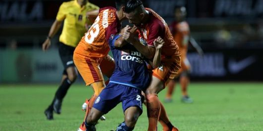 Pemain Arema FC, Nasir (tengah) berbenturan dengan pemain Pusamania Borneo FC, Yamashita Kunihiro (kanan) pada pertandingan final Piala Presiden 2017 di Stadion Pakansari, Cibinong, Bogor, Minggu (12/3/2017). Arema FC tampil menjadi juara Piala Presiden 2017 setelah menang dengan skor 5-1. 