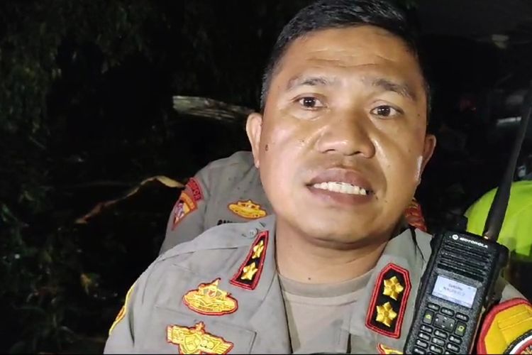 Wakapolresta Bandung AKBP Maruly Pardede saat dimintai keterangan terkait puting beliung yang melandai dua Kecamatan di Kabupaten Bandung, Jawa Barat pada Rabu (21/2/2024)