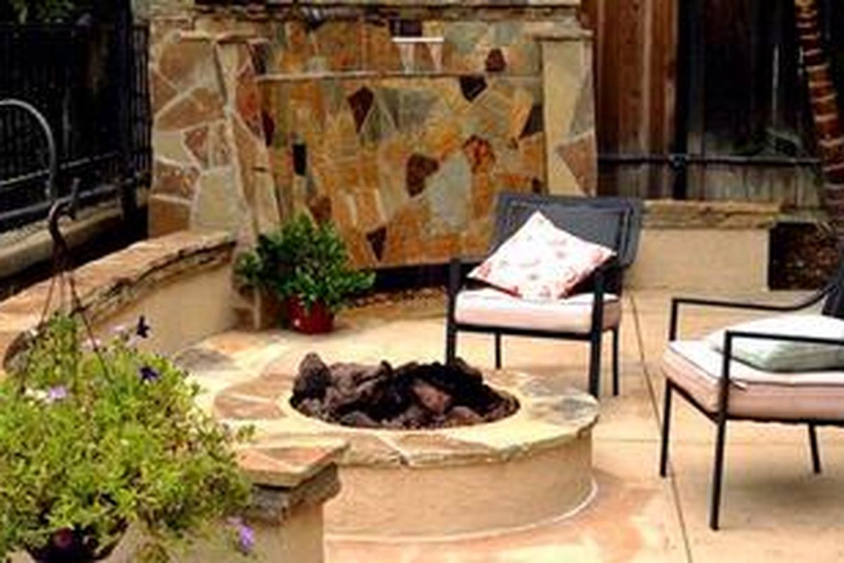 Anda dapat menempatkan tanaman semaksimal mungkin agar teras tampil asri dan teduh. Peneduh itu bisa berupa pohon besar ditempel jenis epifit, tanaman semak, perdu, rambat, juga tanaman air. 