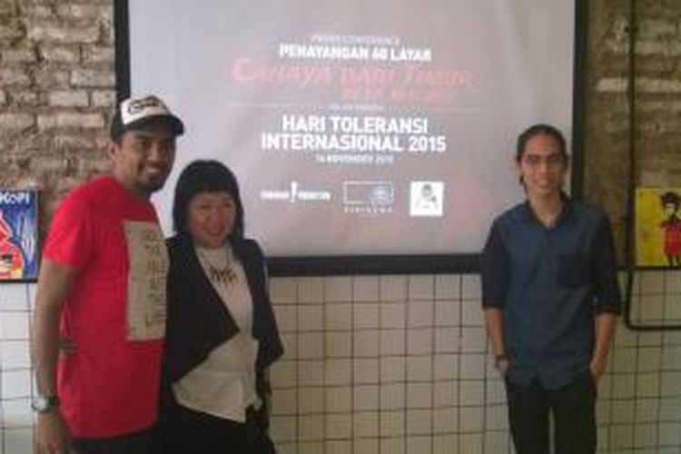 Glenn Fredly, Inayah Wahid, dan Angga Dwimas Sasongko diabadikan usai jumpa pers penayangan film Cahaya Dari Timur: Beta Maluku di 60 layar di seluruh Indonesia sebagai bagian dari kampanye toleransi untuk memperingati Hari Toleransi Internasional yang jatuh pada 16 November mendatang.