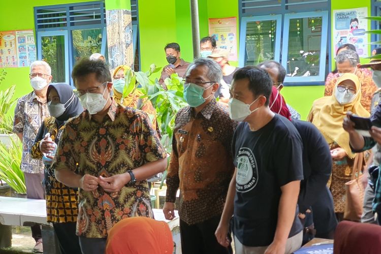 Menkes Budi Gunadi Sadikin (kiri) saat Meninjau Vaksinasi di SD Muhammadiyah Jogodayoh, di Bantul Jumat (21/1/2022)