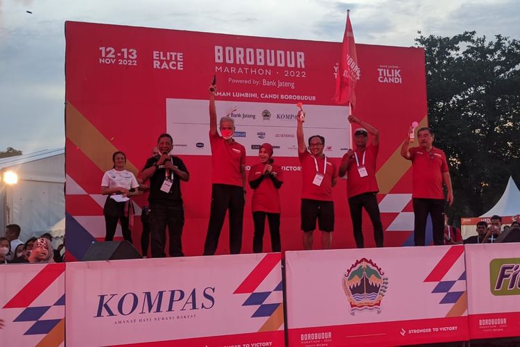 Gubernur Jawa Tengah (dua dari kanan) saat melepas peserta Borobudur Marathon 2022. Acara puncak Borobudur Marathon 2022 digelar hari ini, Sabtu (12/11/2022) di Taman Lumbini, Candi Borobudur, Magelang, Jawa Tengah.
