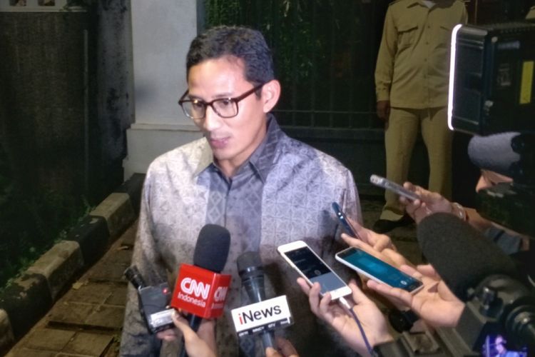 Wakil Ketua Dewan Pembina Partai Gerindra sekaligus Wakil Gubernur DKI Jakarta Sandiaga Uno mendatangi kediaman pribadi Ketua Umum Partai Gerindra Prabowo Subianto di Kertanegara, Kebayoran Baru, Jakarta Selatan, Kamis (19/4/2018) malam. Sandiaga tiba di rumah Prabowo sekitar pukul 19.00 WIB. 