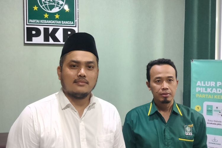 Ketua Desk Pilkada PKB Brebes Ahmad Soleh didampingi Sekretaris Desk Pilkada Purwono usai pertemuan tahapan survey bacabup-bacawabup di DPC PKB Brebes, Kamis (4/7/2024). 
