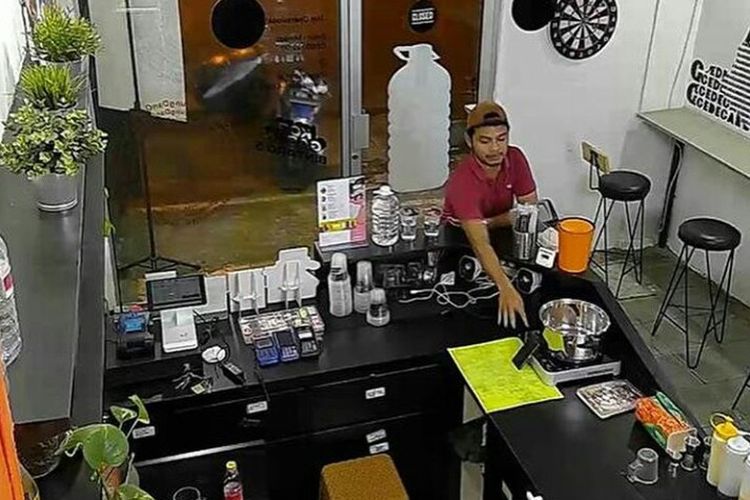 Aksi pencurian ponsel di kedai Kopi Gaban kawasan Bintaro Sektor 5, Pondok Aren, Tangerang Selatan, yang terekam Closed Circuit Television (CCTV) viral di media sosial, Selasa (28/1/2020) kemarin. Dalam melancarkan aksinya pelaku berpura-pura memesan minuman di kedai kopi tersebut.  