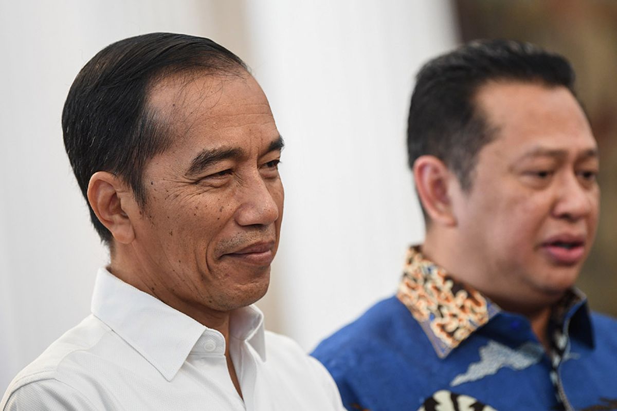 Presiden Joko Widodo (kiri) bersama Ketua MPR Bambang Soesatyo memberikan keterangan seusai melakukan pertemuan di Istana Merdeka, Jakarta, Rabu (16/10/2019). Pertemuan itu dilakukan untuk berkonsultasi terkait acara pelantikan Jokowi-Maruf Amin sebagai presiden dan wakil presiden periode 2019-2024, yang akan dilaksanakan pada 20 Oktober mendatang di kompleks Parlemen, Senayan, Jakarta.