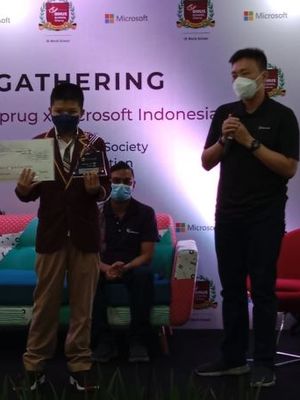 Siswa Binus School Simprug Evan Felix Santoso memenangi kompetisi Imagine Cup Junior 2022 pada Jumat (2/9/2022) yang diselenggarakan oleh Microsoft Indonesia. 
 

 