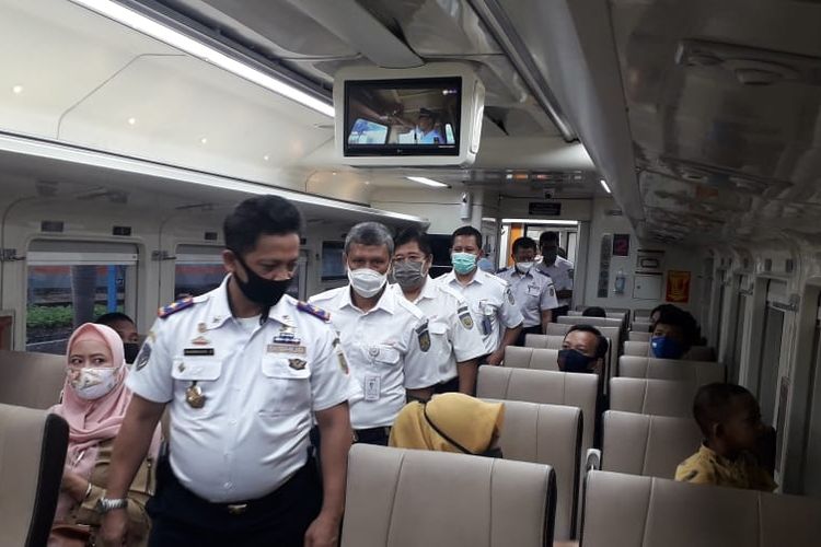 Kadis Perhubungan Lampung Bambang Sunbogo (depan) dan Executive Vice Presiden PT KAI Divre IV Tanjung Karang Junaidi Nasution (masker putih) mengecek kesiapan KA Kuala Stabas yang kembali dioperasikan Senin, 1 September 2020. (FOTO: Dok. PT KAI Divre IV Tanjung Karang)