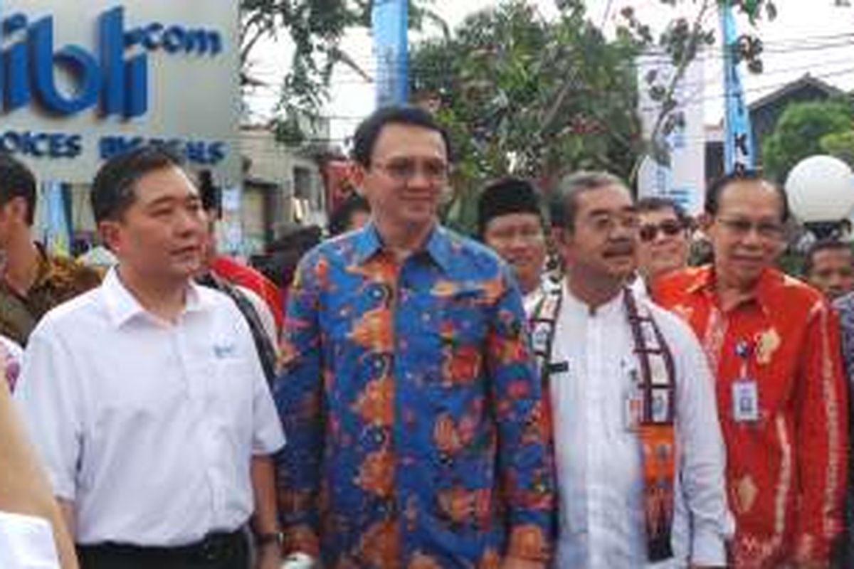 Gubernur DKI Jakarta Basuki Tjahaja Purnama (pakai batik biru) bersama Kepala Badan Koordinasi Keluarga Berencana Nasional (BKKBN) Surya Chandra Surapati (pakai batik orange), Wali Kota Jakarta Pusat Mangara Pardede (pakai baju koko putih), dan Chief Executive Officer (CEO) Blibli.com Kusumo Martanto, saat meresmikan ruang publik terpadu ramah anak (RPTRA) Pulo Gundul, Jakarta, Kamis (17/3/2016). 