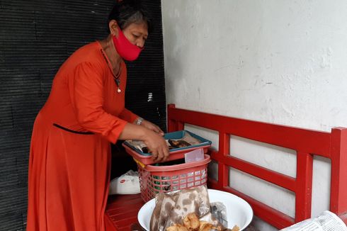 Demi Hidupi Anak dan Cucu di Kampung, Mak Romlah Rela Jadi Penjual Gorengan di Semarang