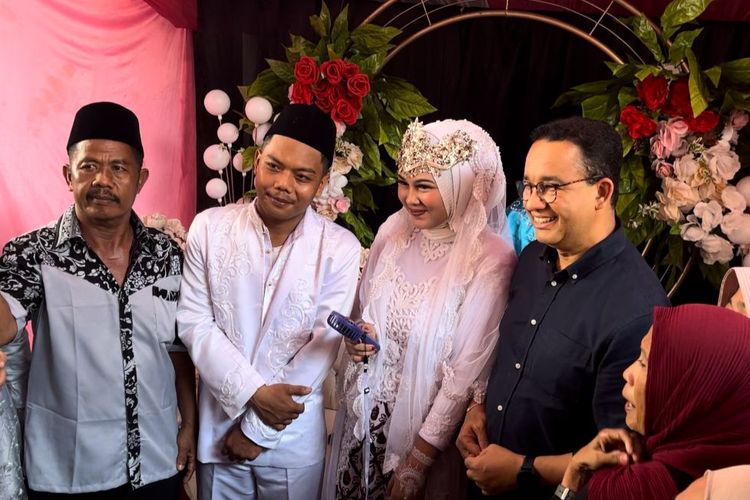 Anies Baswedan berfoto bersama pengantin yang baru menikah saat menghadiri acara halal bihalal di Muara Baru, Jakut, Minggu (19/5/2024). 