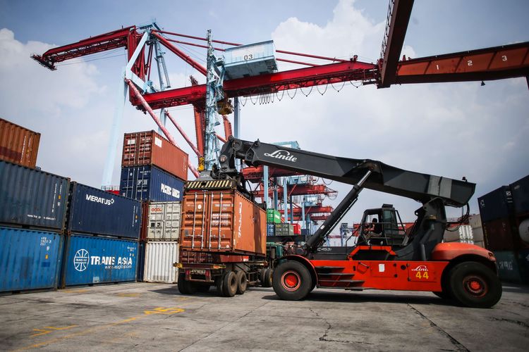 Pekerja melakukan proses bongkar muat peti kemas di Pelabuhan Tanjung Priok, Jakarta, Rabu (20/4/2022). 