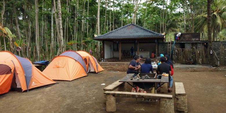 Suasana Surfcamp di Pantai Wedi Awu di Dusun Balearjo, Desa Purwodadi, Kecamatan Tirtoyudo, Kabupaten Malang, Jawa Timur, Minggu (2/12/2018).