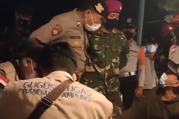 Viral di media sosial video seorang pemilik angkringan di Bandar Lampung mengamuk dan adu mulut dengan petugas Satgas Covid-19.
