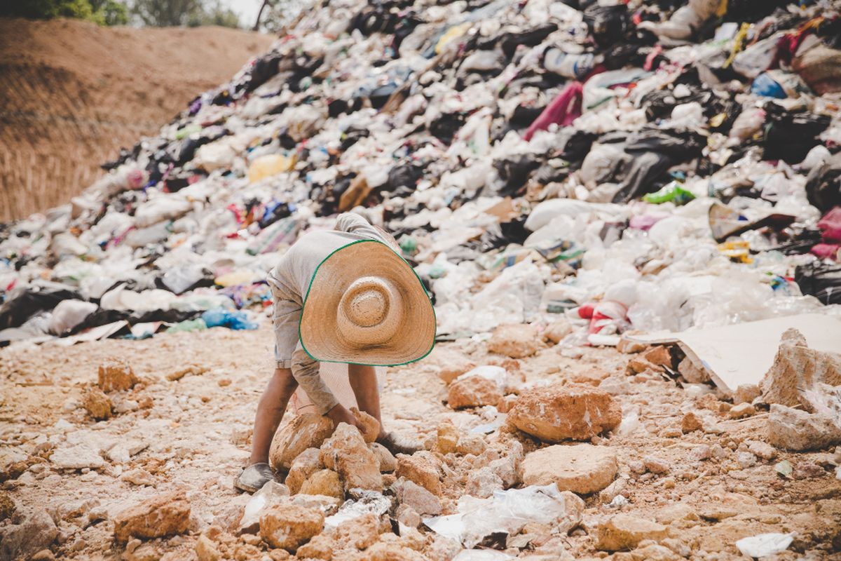 Gambaran sampah anorganik yang menggunung dan tidak dapat diuraikan secara biologis