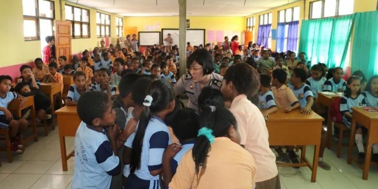 Sejarah lahirnya polwan di Indonesia tak lepas dari tugas pertama mereka mendampingi wanita dan anak-anak. Oleh karena itu, mereka belajar pula pedagogi pendidikan dan cara merawat anak. Dalam gambar tampak salah satu anggota Polwan di Papua mengajar di salah satu sekolah dasar (SD).