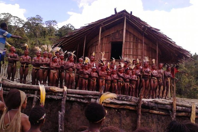 Nampak kegiatan Festival Budaya yang diselenggarakan pada tahun 2014 di Kabupaten Pegunungan Bintang, Papua. Festival budaya ini mengangkat budaya Suku Ngalum, salah satu suku asli di Kabupaten Pegunungan Bintang.