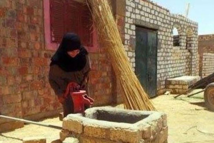 Penduduk wanita tengah beraktivitas di desa Al Samaha, Mesir.