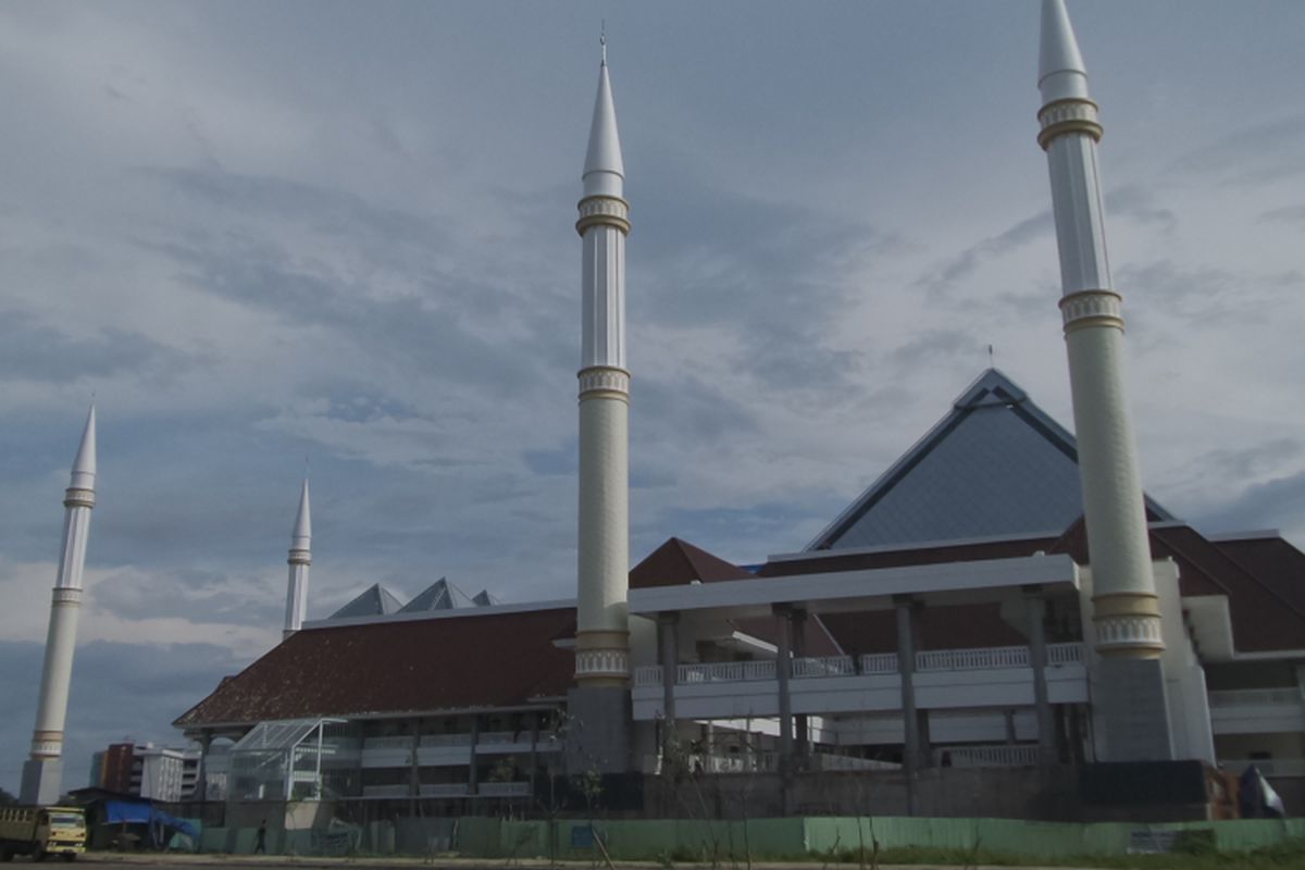 Tampak bangunan masjid raya DKI Jakarta pertama dengan nama KH Hasyim Asyari yang masih dalam proses finishing di Jalan Daan Mogot, Jakarta Barat, Kamis (30/3/2017). Rencananya, masjid akan diresmikan pada pertengahan April 2017 oleh Presiden RI Joko Widodo.