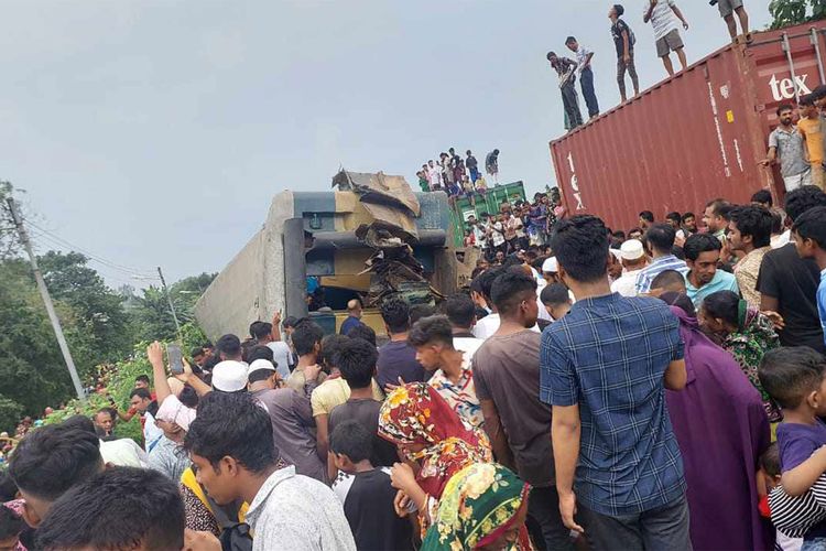 Dugaan penyebab dan garis waktu kecelakaan kereta api Bangladesh yang menewaskan 17 orang dan melukai lebih dari 100 orang