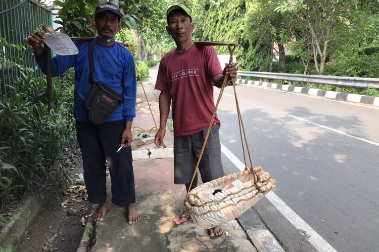 Kasuad (50), sebelah kanan; Wari (55), sebelah kiri tukang galian harian yang biasa menunggu pengguna jasa mereka di pinggir selokan Jalan Adhyaksa Raya, Lebak Bulus, Cilandak, Jakarta pada Rabu (28/10/2020) siang. Para tukang gali harian ini mayoritas berasal dari Brebes, Jawa Tengah dan sudah mengadu nasib di Jakarta selama puluhan tahun.