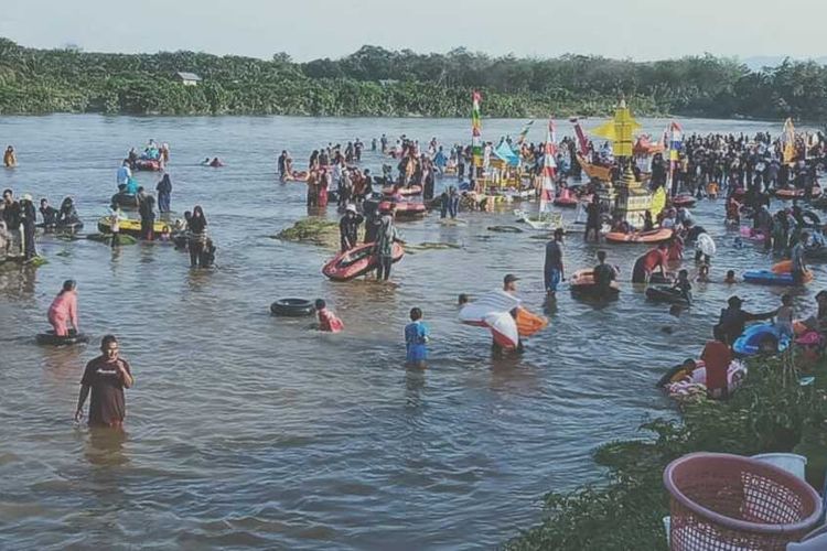 Warga memadati Sungai Kampar untuk Mandi Balimau Kasai sehari menjelang puasa Ramadhan, di Kecamatan Bangkinang, Kabupaten Kampar, Riau, Rabu (22/3/2023).