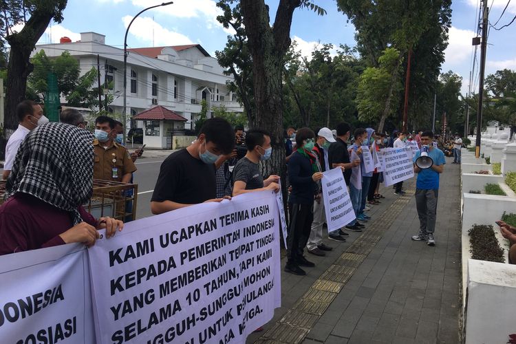 Puluhan pengungsi Afghanistan yang tinggal di sejumlah rumah penampungan di Medan, berunjuk rasa di depan Kantor Gubernur Sumatera Utara, Selasa (21/9/2021).
