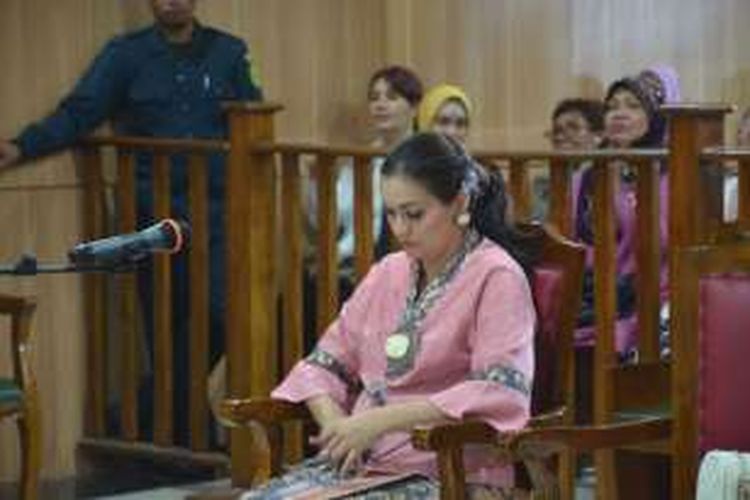 Permaisuri sultan ternate, Nita Budi Susanti saat menjalani sidang perkara dugaan pemalsuan identitas putra kembar di Pengadilan Negeri Ternate, Maluku Utara