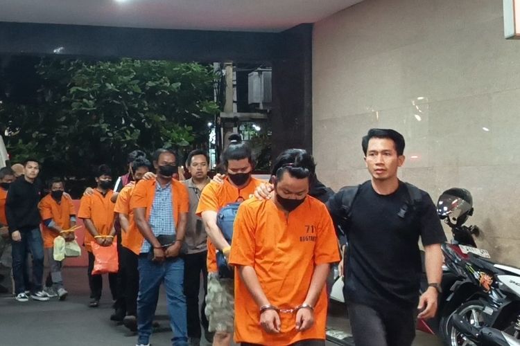 8 Tersangka Penyelundupan 1,3 Ton Ketamin Tiba di Bareskrim Polri untuk Diperiksa