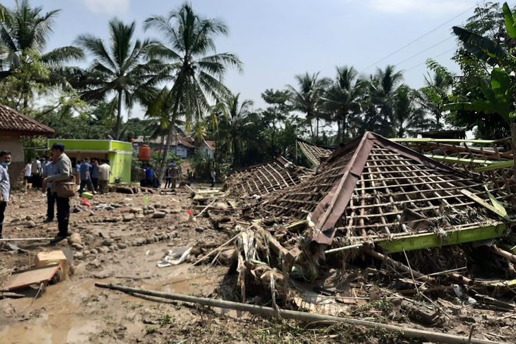 Puing-puing bekas bangunan asrama pondok pesantren Raudhatul Muhajirin di Kecamatan Sajira, Kabupaten Lebak yang masih tersisa setelah diterjang banjir bandang, Rabu (22/5/2019).