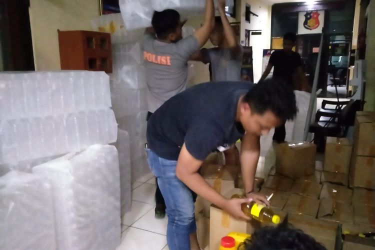 Barangbukti migor curah dalam kemasan botol premium, Kamis (14/4/2022)