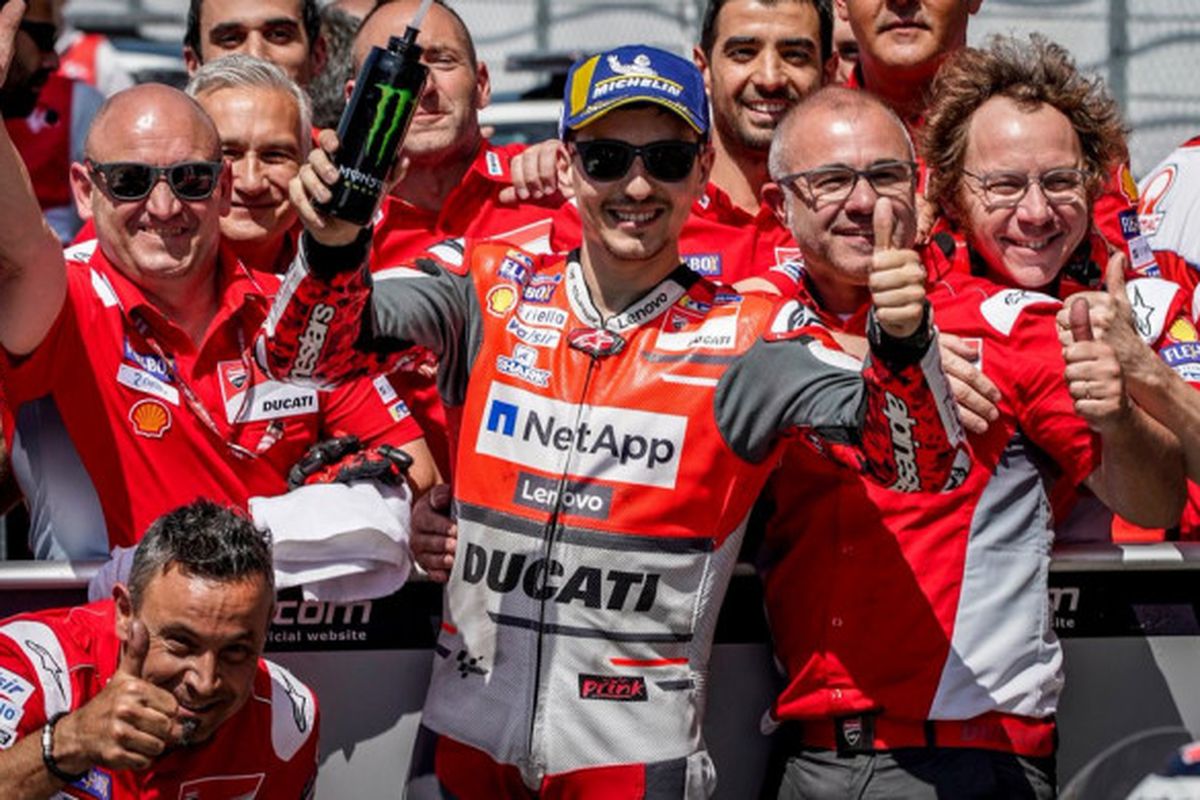 Pebalap Ducati, Jorge Lorenzo, merayakan keberhasilannya mendapat posisi start kedua pada kualifikasi MotoGP Italia di Sirkuit Mugello, Italia, Sabtu (2/6/2018).

