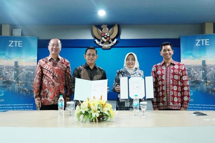 Kiri ke Kanan: Richard Liang, Presiden Direktur ZTE Indonesia; Robby Purbantoro, Direktur SDM ZTE Indonesia; Prof. Nurul Widiastuti, Wakil Rektor ITS; Ir Bambang Pramujati ST MScEng PhD, Rektor ITS.